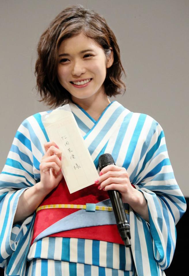 山寺宏一からの手紙に感激の涙を浮かべた松岡茉優＝東京・水道橋