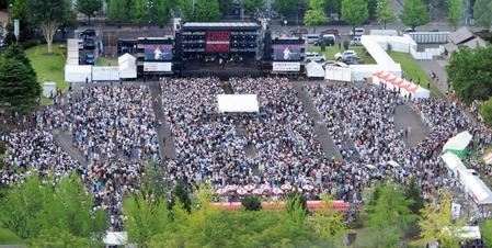 　　会場内外合わせて２万５０００人が集まった布袋寅泰のフリーライブ＝群馬・高崎もてなし広場