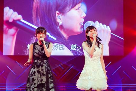 デュエット曲「今ならば」を歌う渡辺美優紀（右）と山本彩＝神戸市のワールド記念ホール