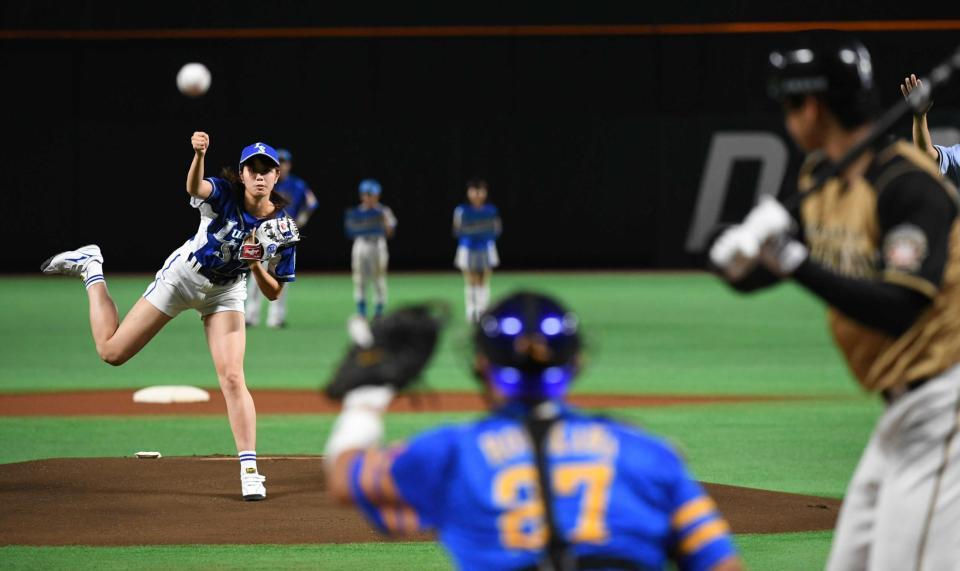 　始球式で日本ハム・大谷に力強い球を投げ込む稲村亜美