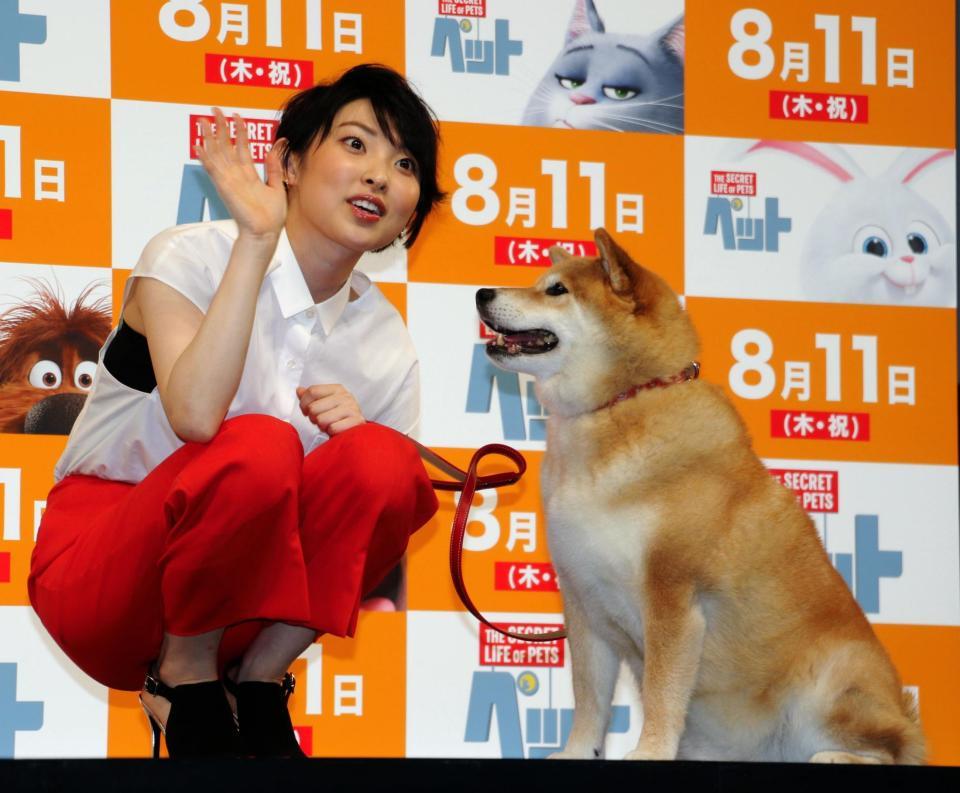 柴犬のまるを連れて登場した家入レオ＝東京・ＥＸシアター