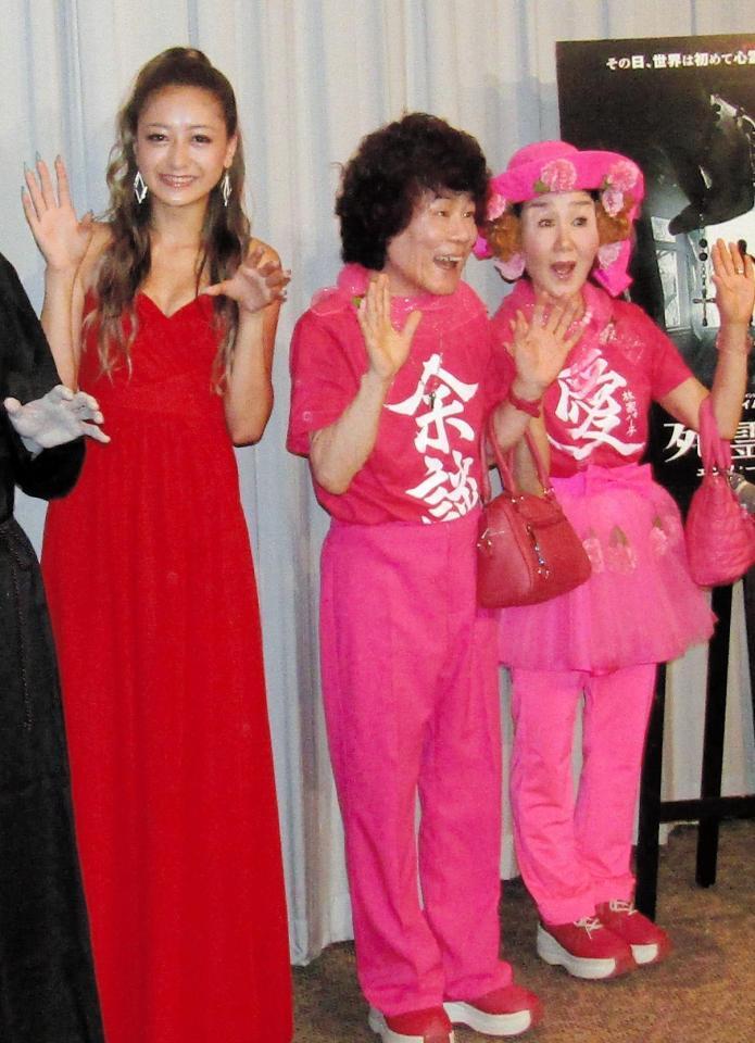 ホラー映画のイベントに参加した（左から）池田美優、林家ペー＆パー子夫妻