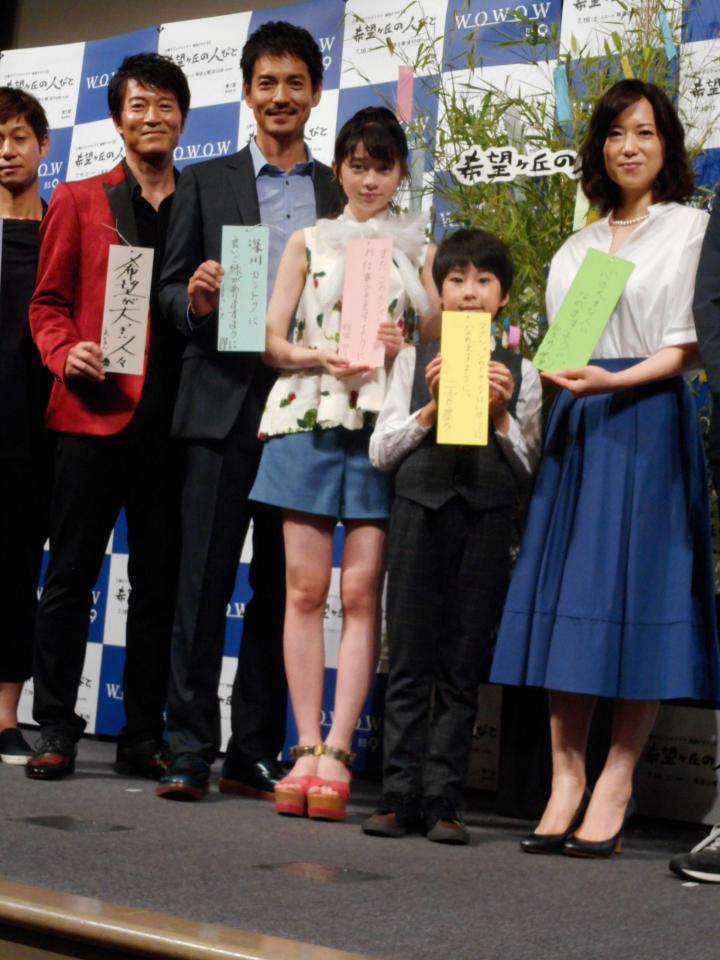 連続ドラマ「希望ヶ丘の人びと」の完成披露試写会で舞台あいさつした（左から）寺脇康文、沢村一樹、桜田ひより、二宮慶多、和久井映見＝東京・スペースＦＳ汐留