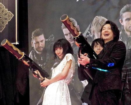 　キャノン砲を放つ忽那汐里（左）と綾野剛＝東京・六本木