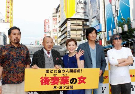 　遊覧船で会見を行った（左から）原作の黒川博行氏、笑福亭鶴瓶、大竹しのぶ、豊川悦司、鶴橋康夫監督＝大阪・道頓堀