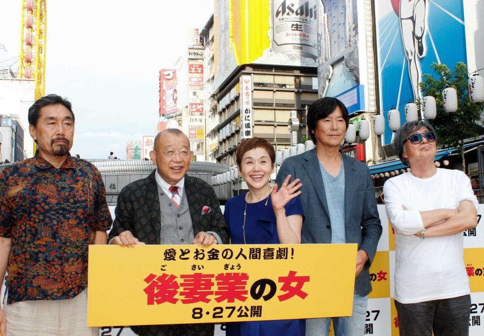 　遊覧船で会見を行った（左から）原作の黒川博行氏、笑福亭鶴瓶、大竹しのぶ、豊川悦司、鶴橋康夫監督＝大阪・道頓堀