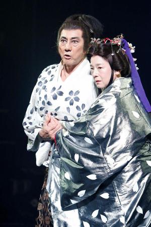 　１５年に上演された「ＮＩＮＡＧＡＷＡ・マクベス」に主演した（左から）市村正親、田中裕子