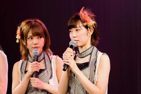 　８月９日にＮＭＢ４８を卒業することが決まった渡辺美優紀（右）＝大阪市のＮＭＢ４８劇場