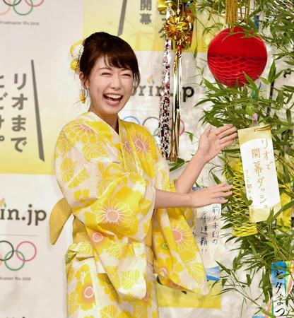 短冊に願いを託し笑顔で手を添えるテレビ朝日の青山愛アナウンサー＝恵比寿ガーデンルーム（撮影・園田高夫）