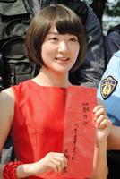 短冊に願いをつづった生駒里奈＝東京・亀有