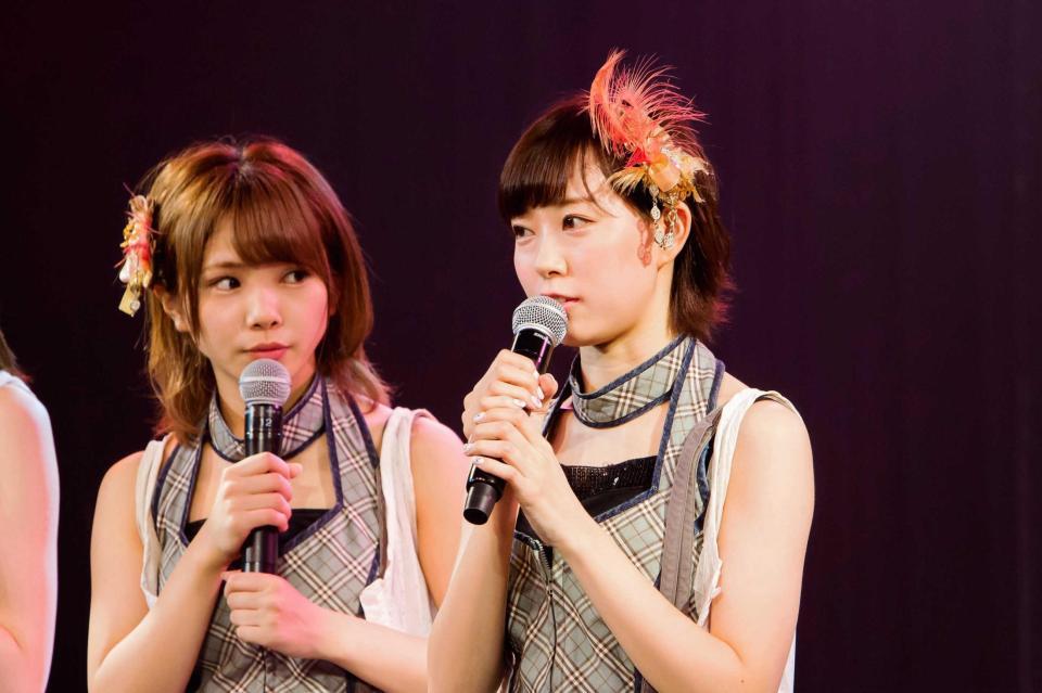 　８月９日にＮＭＢ４８を卒業することが決まった渡辺美優紀（右）＝大阪市のＮＭＢ４８劇場