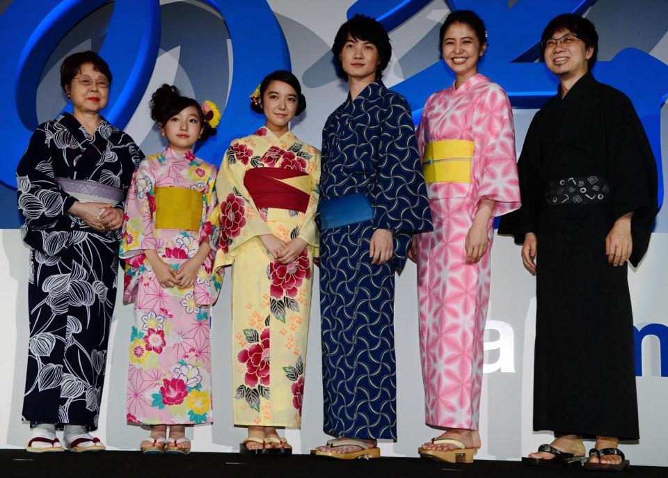 浴衣姿で舞台あいさつに登場した（左から）市原悦子、谷花音、上白石萌音、神木隆之介、長澤まさみ、新海誠監督＝ＴＯＨＯシネマズ六本木（撮影・三好信也）