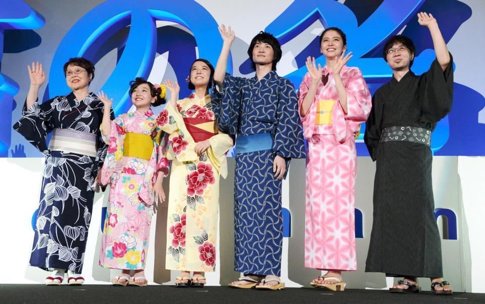 浴衣姿で舞台あいさつに登場した（左から）市原悦子、谷花音、上白石萌音、神木隆之介、長澤まさみ、新海誠監督＝ＴＯＨＯシネマズ六本木（撮影・三好信也）