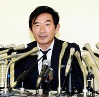 会見した石田純一＝都内