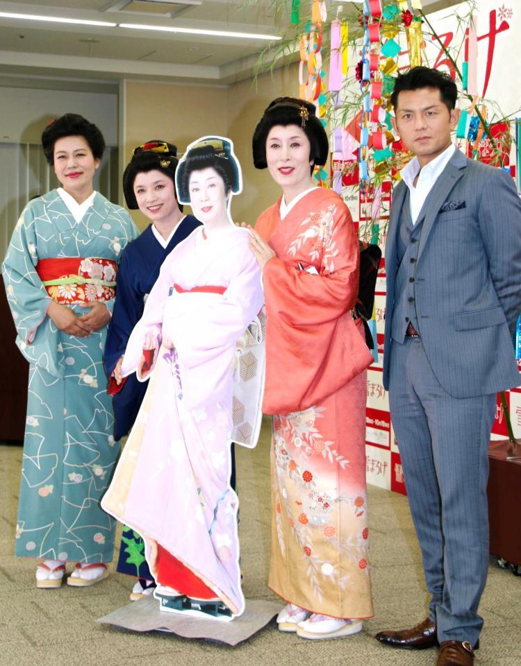 　森光子さんのパネルを囲む（右から）的場浩司、高畑淳子、榊原郁恵、青木さやか＝東宝本社