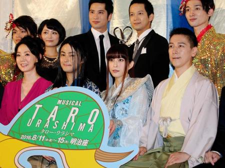 　会見に登場した（前列左から）とよた真帆、木村了、上原多香子、和泉元彌＝東京・銀座