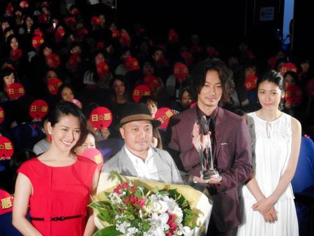 映画「日本で一番悪い奴ら」の大ヒット御礼舞台あいさつを行った（左から）矢吹春奈、白石和彌監督、綾野剛、瀧内公美＝東京・銀座の丸の内ＴＯＥＩ