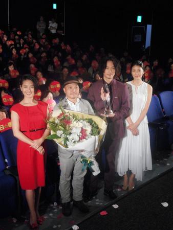 映画「日本で一番悪い奴ら」の大ヒット御礼舞台あいさつを行った（左から）矢吹春奈、白石和彌監督、綾野剛、瀧内公美＝東京・銀座の丸の内ＴＯＥＩ