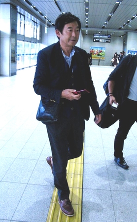 イベントのため大阪を訪れた石田純一。足元は素足に革靴＝ＪＲ新大阪駅
