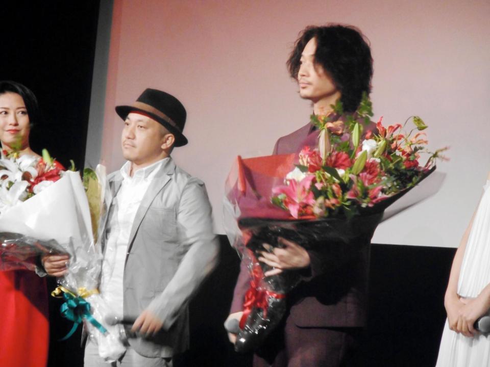 映画「日本で一番悪い奴ら」の大ヒット御礼舞台あいさつを行った白石和彌監督（左）と綾野剛＝都内