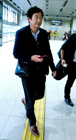 　イベントのため大阪を訪れた石田純一。足元は素足に革靴＝ＪＲ新大阪駅
