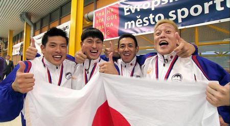 　　オードリーの春日（左から２人目）とじゅんいちダビッドソン（右）