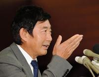 質問者の方へ手を向ける石田純一＝東京・芝の東京グランドホテル（撮影・西岡正）