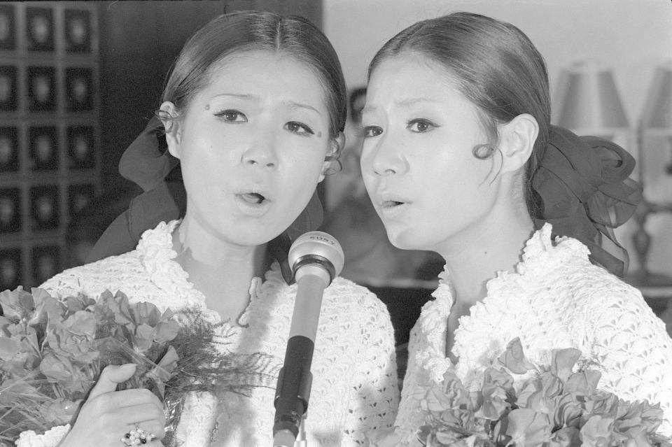 １０周年記念の集いで歌う「ザ・ピーナッツ」の伊藤エミさん（左）と妹のユミさん＝１９６８年１２月