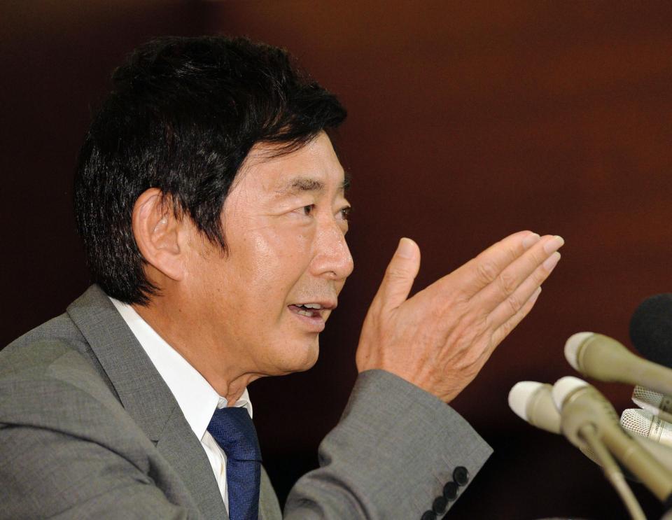 質問者の方へ手を向ける石田純一＝東京・芝の東京グランドホテル（撮影・西岡正）