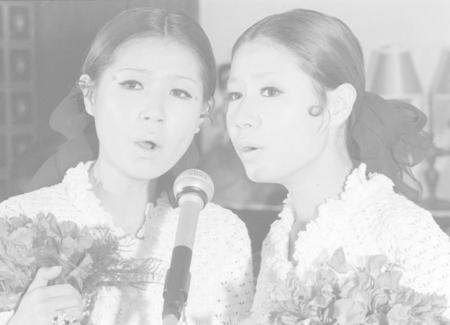 　１９６８年１２月　１０周年記念の集いで歌うユミさん（右）