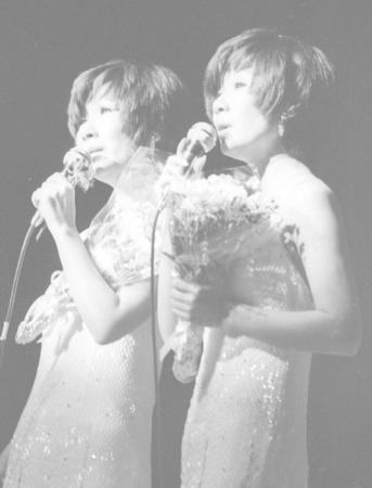 　１９７５年４月　「ザ・ピーナッツ」のさよなら公演で歌うユミさん（右）