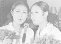 　１９６８年１２月　１０周年記念の集いで歌うユミさん（右）