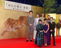 ２０１７年大河ドラマ「おんな城主　直虎」に出演する（前列左から）浅丘ルリ子、柴咲コウ、菅田将暉（後列左から）尾上松也、春風亭昇太、菜々緒、阿部サダヲ＝ＮＨＫ放送センター（撮影・堀内翔）