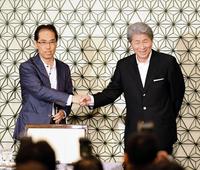 会場に駆けつけた古賀茂明氏（左）と握手をする鳥越俊太郎氏＝都内のホテル（撮影・棚橋慶太）