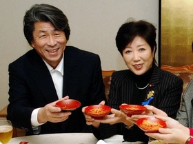 小池都知事と鳥越氏、18年ぶりVの03年に猛虎愛で杯かわしていた