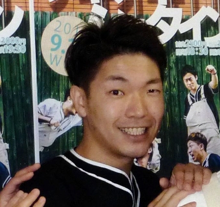 会見に出席したアキナの秋山賢太＝大阪市の吉本興業本社