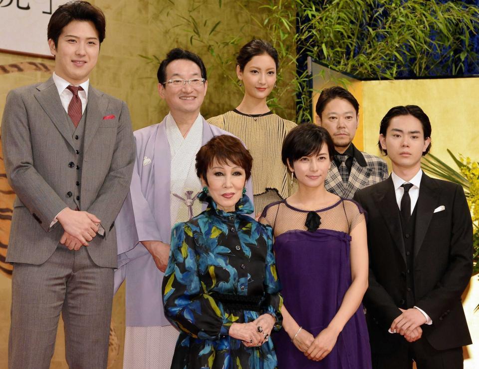 　２０１７年大河ドラマ「おんな城主　直虎」の魅力を語った（前列左から）浅丘ルリ子、柴咲コウ、菅田将暉。（後列左から）尾上松也、春風亭昇太、菜々緒、阿部サダヲ＝ＮＨＫ放送センター（撮影・堀内翔）