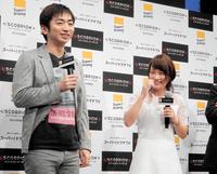 米ドラマ「スコーピオン　シーズン２」のプレミア試写会にゲスト出演した川栄李奈（右）と小説家の羽田圭介氏＝東京・丸ビルホール