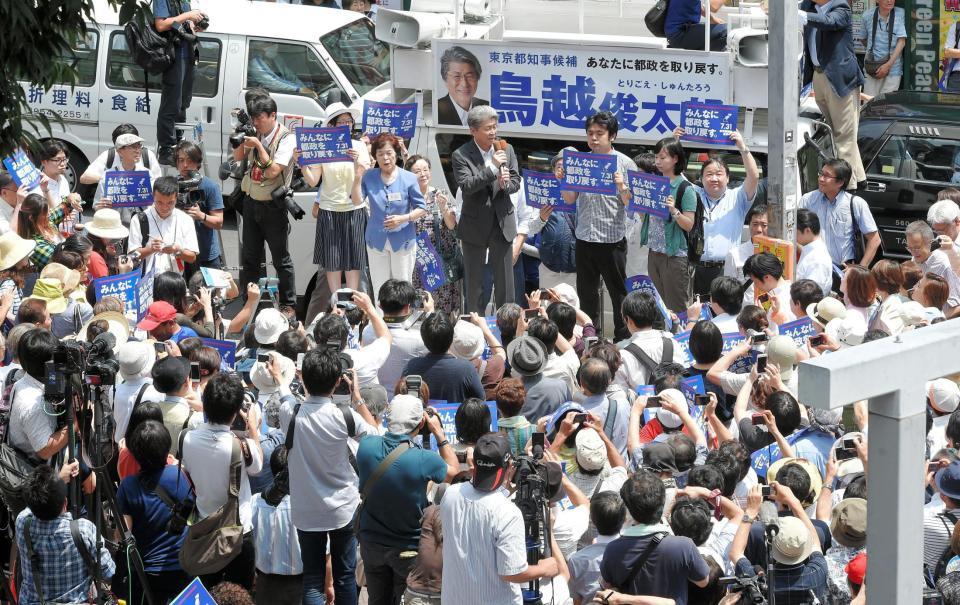 新宿駅前で大勢の支援者に囲まれ演説する鳥越俊太郎氏＝（撮影・堀内翔）