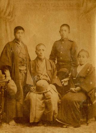 　家族と共に写る、新選組の幹部として活動した斎藤一（左から２人目）（提供写真）