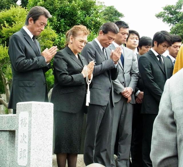 裕次郎さん三十回忌法要 石原軍団の俳優陣が手を合わせる/芸能/デイリースポーツ online