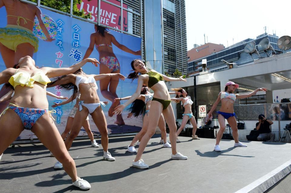 新作水着でフラッシュモブダンスを披露する島田七実（中央）らダンサーたち＝東京・新宿ステーションスクエア（撮影・開出牧）