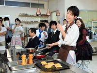 共演者らの前で料理の腕をふるう剛力彩芽＝東京六本木のテレビ朝日（撮影・園田高夫）