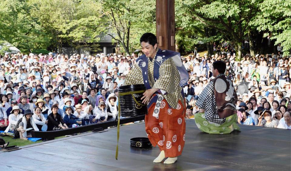 狂言「附子」を演じる野村萬斎（手前）＝熊本市の水前寺公園