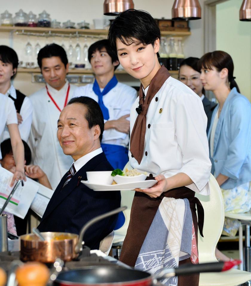 小日向文世（左）に料理を振る舞う剛力彩芽＝東京六本木のテレビ朝日（撮影・園田高夫）