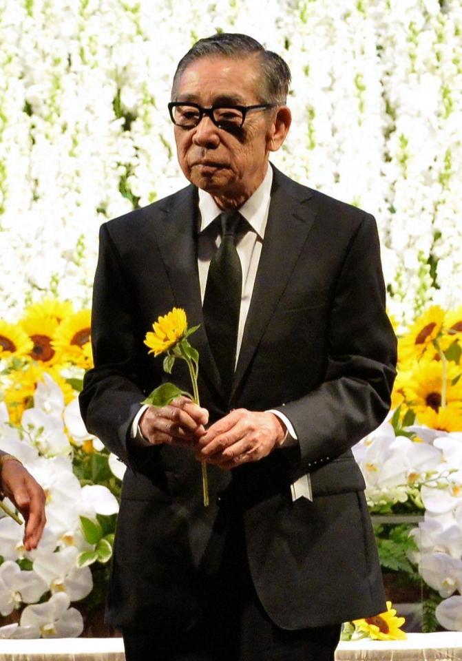 「愛川欽也さんを偲ぶ会」に出席した大橋巨泉さん＝１５年６月４日