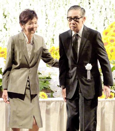 「愛川欽也さんを偲ぶ会」に妻・寿々子さん（左）と出席した大橋巨泉さん＝２０１５年６月４日
