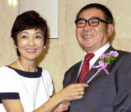 参院選に当選し寿々子夫人（左）に祝福される大橋巨泉さん＝２００１年７月２９日