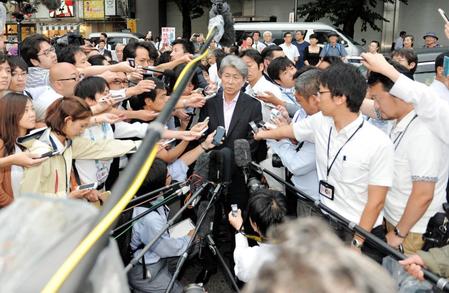 街頭演説の後。報道陣の質問に応える鳥越俊太郎氏（中央）＝東京・ＪＲ中野駅前（撮影・西岡正）