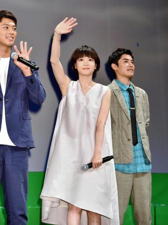共演者らと客席のファンに手を振る上野樹里（中央）＝東京・イイノホール（撮影・園田高夫）